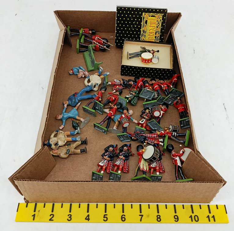 ASSORTED BRITAINS METAL TOY SOLDIERS MARCHING BAND GUARDSMEN BAGPIPERS DRUMMERS & FIGURES WITH IMPERIAL OB  INV 263400060