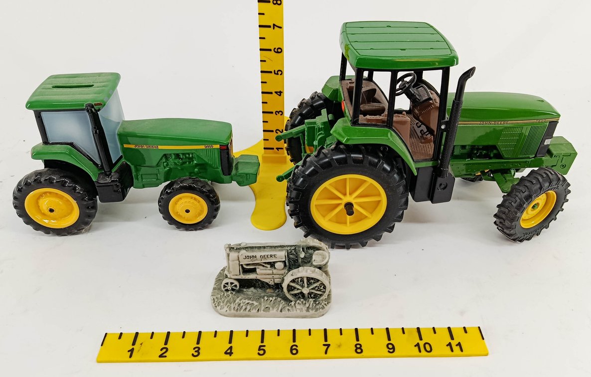 3 JOHN DEERE TRACTORS 7800 DIE-CAST 8400 CERAMIC COIN BANK & RESIN OP TRACTOR FIGURINE  INV 263400101