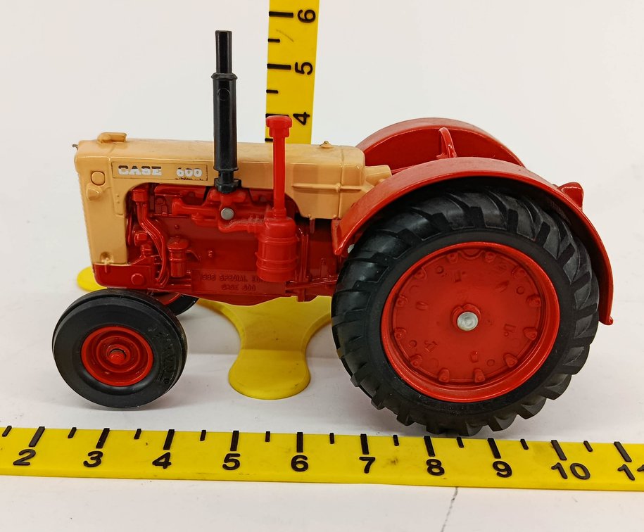 CASE 600 DIE-CAST FARM TRACTOR 1988 SPECIAL EDITION RED & TAN  INV 263400102