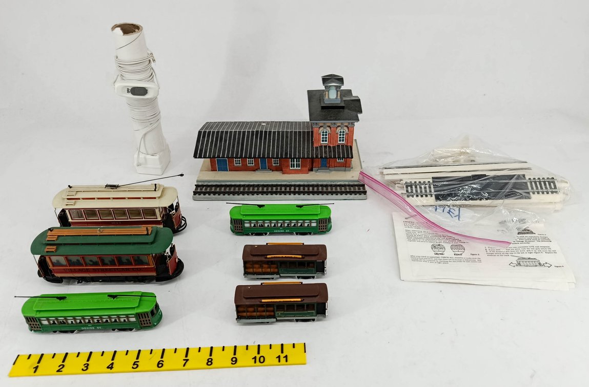 6 HO SCALE TROLLEYS & DEPOT BUILDING W/ TRACK  INV 263400117