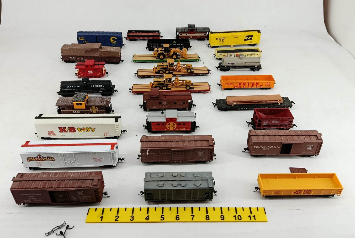 ASSORTED HO SCALE FREIGHT CARS, CABOOSES & CAT EQUIPMENT FLATCARS  INV 263400118
