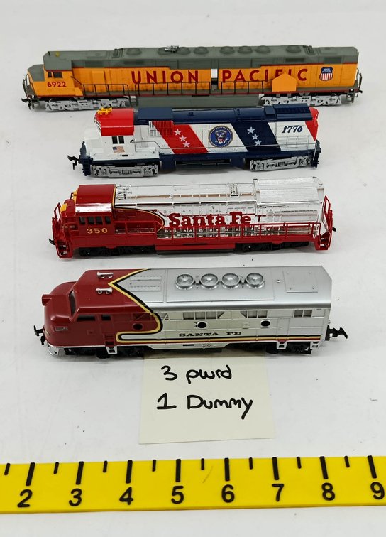 4 HO SCALE DIESEL LOCOMOTIVES UNION PACIFIC 6922, 1776 SPIRIT, SANTA FE 350 & SANTA FE F-UNIT, 3 POWERED, 1 DUMMY  INV 263400119