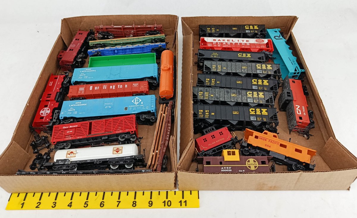 ASSORTED HO GAUGE FREIGHT CARS, HOPPERS & CABOOSES INCL CSX, SANTA FE, ERIE LACKAWANNA, BURLINGTON  INV 263400126