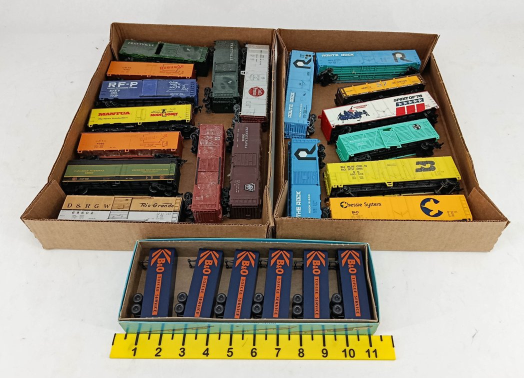 ASSORTED HO SCALE FREIGHT CARS INCL ROUTE ROCK, CHESSIE, ATHEARN B&O TOFCEE PIGGYBACKS, SOME OBS  INV 263400127