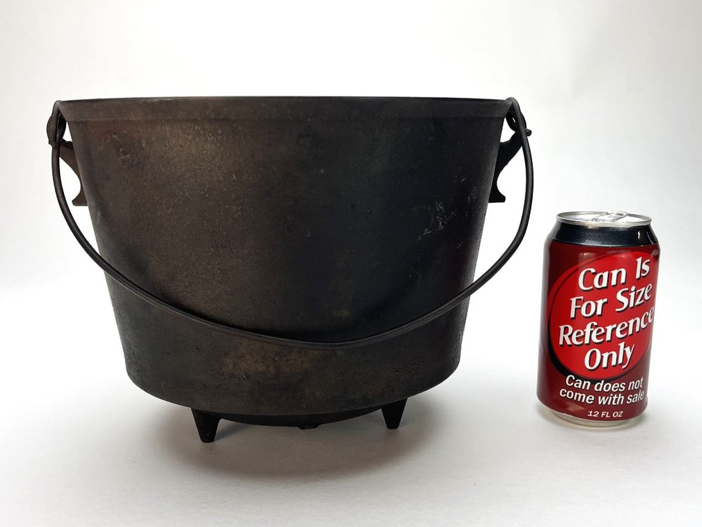 Cast Iron Cauldron - Gatemark / 37 - 10" x 6-1/2"