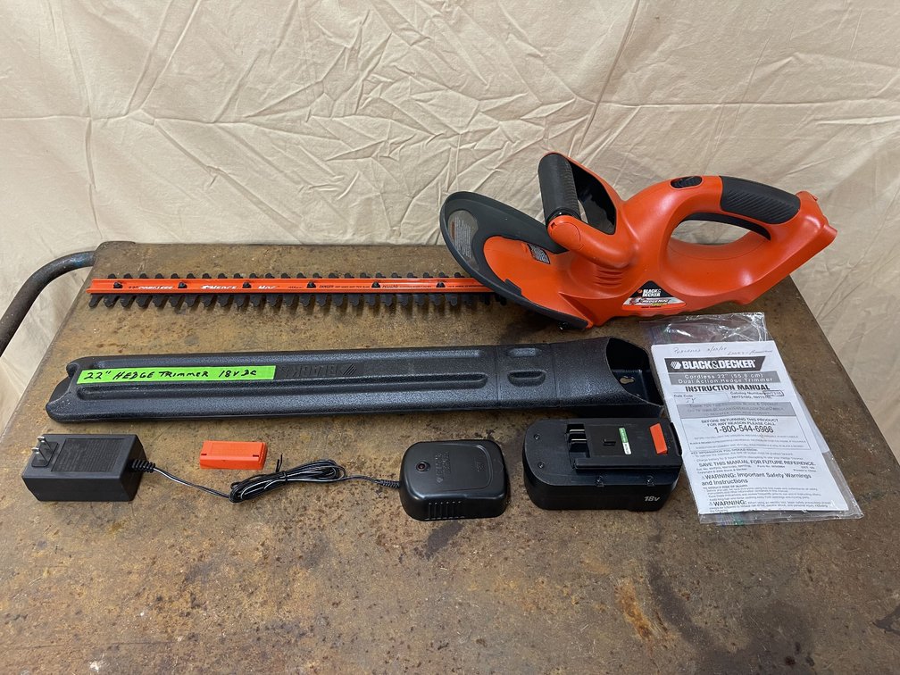 BLACK + DECKER 22" Cordless Hedge Trimmer (NHT518) - RUNS
