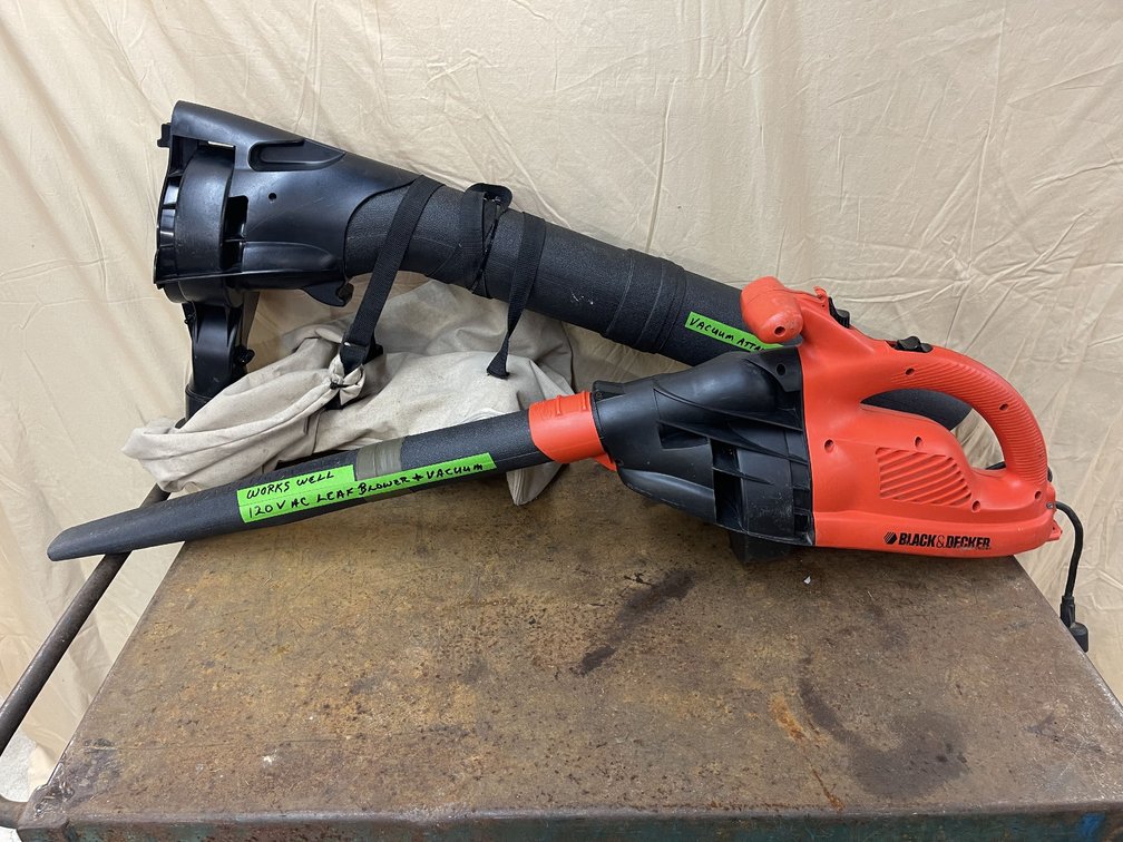 BLACK + DECKER Electric Leaf Blower (BV2500) - RUNS WELL