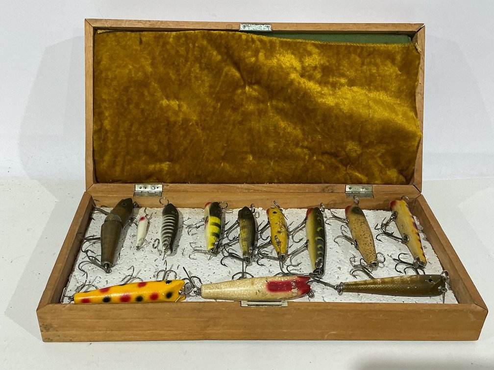 12 Vintage Wooden Fishing Lures With Box