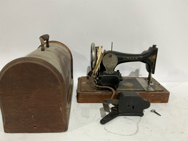Image for Singer 128 Sewing Machine With Case