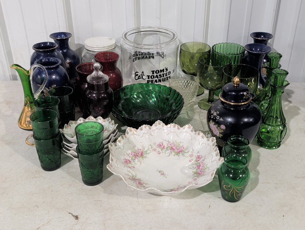 Tom's Countertop Jar And Art Glassware Lot
