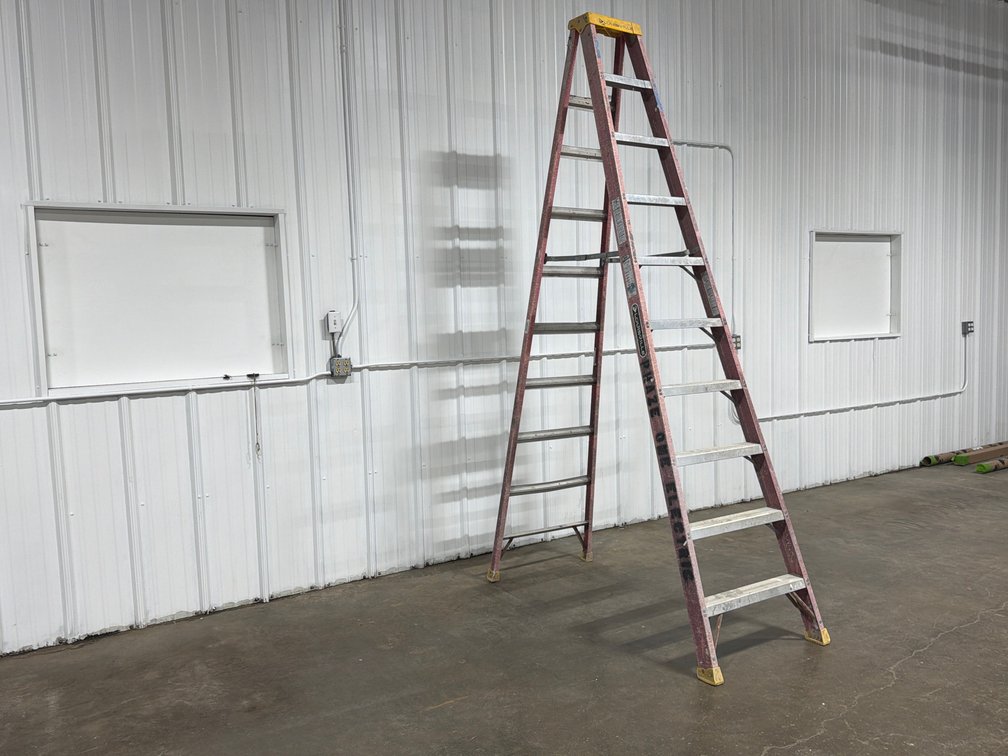 Louisville 10' Fiberglass Stepladder