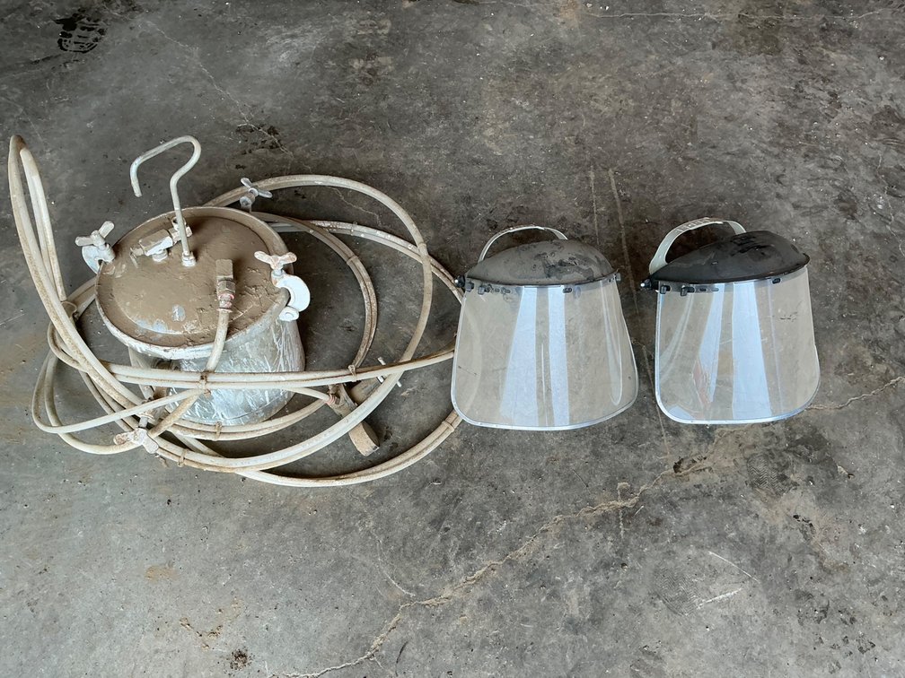 Paint Pressure Tank With Hoses And Shields