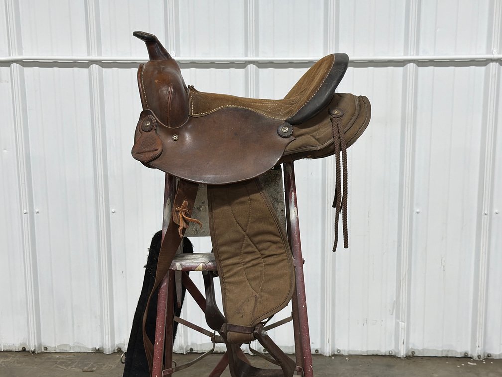 Western Saddle With Stirrups