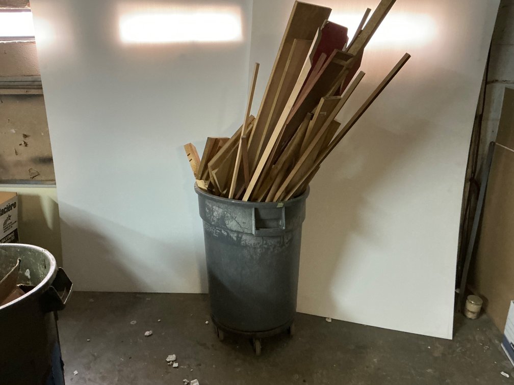 Brute Trash Can With Hardwood Pieces