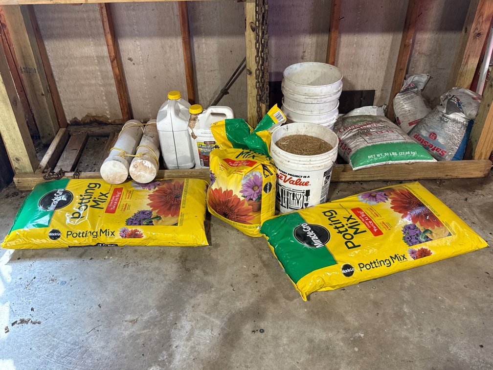 Lawn And Garden Supplies Lot