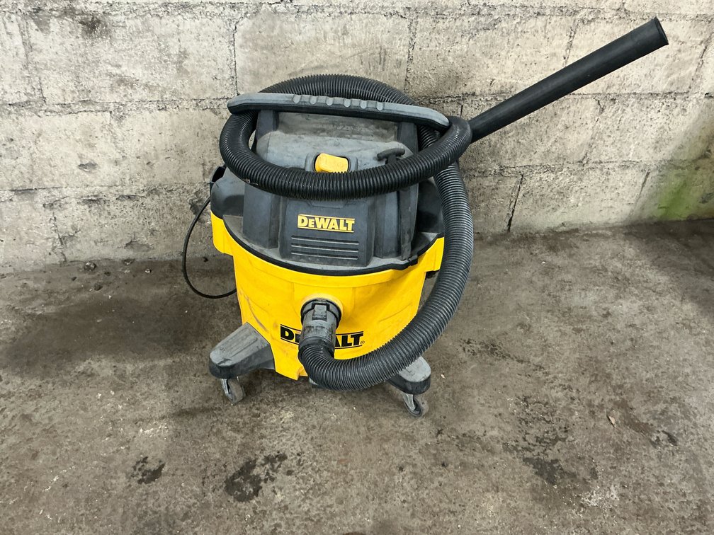 DeWalt DXV09P 9-Gallon Wet/Dry Vacuum