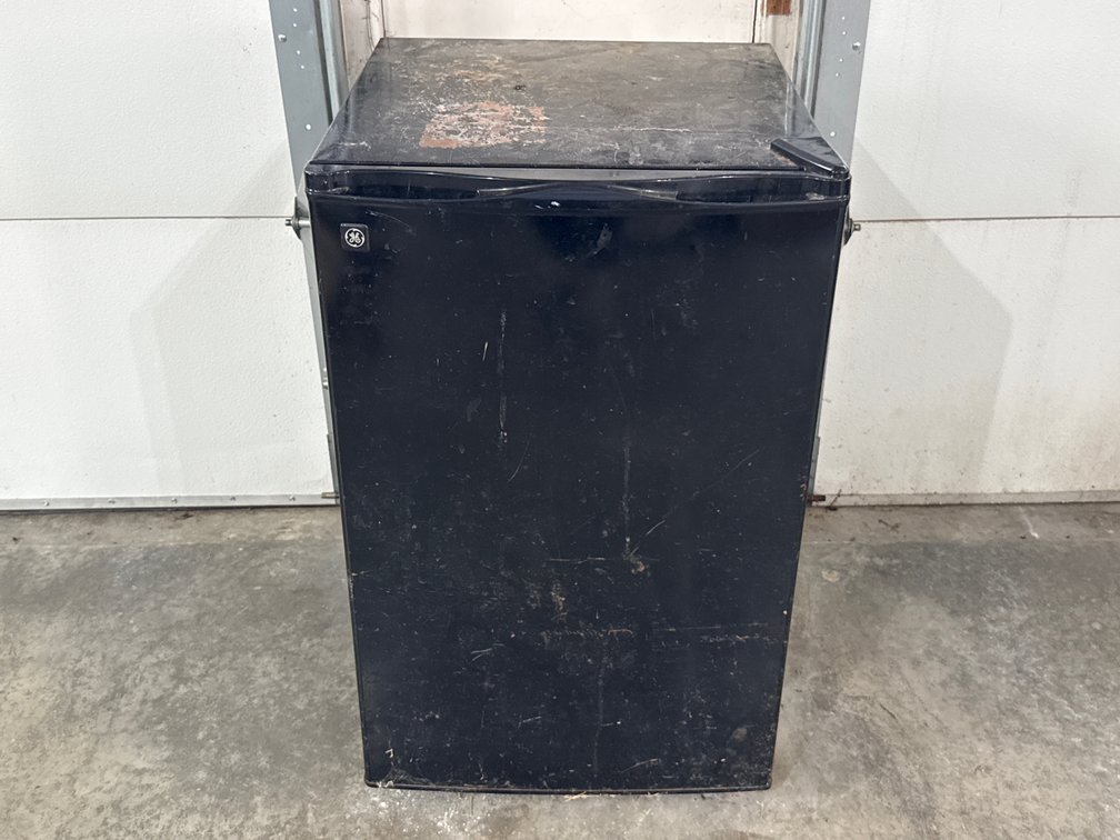 GE WMR04BAPBB Compact Refrigerator