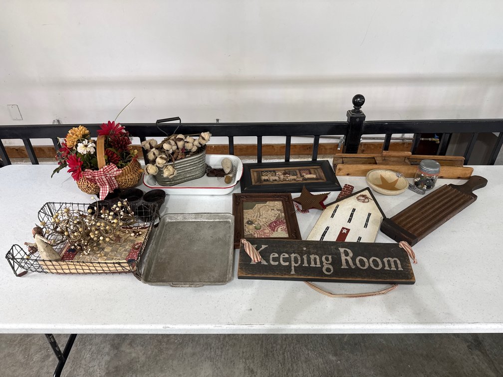 Primitive Home Decor And Bakeware Lot