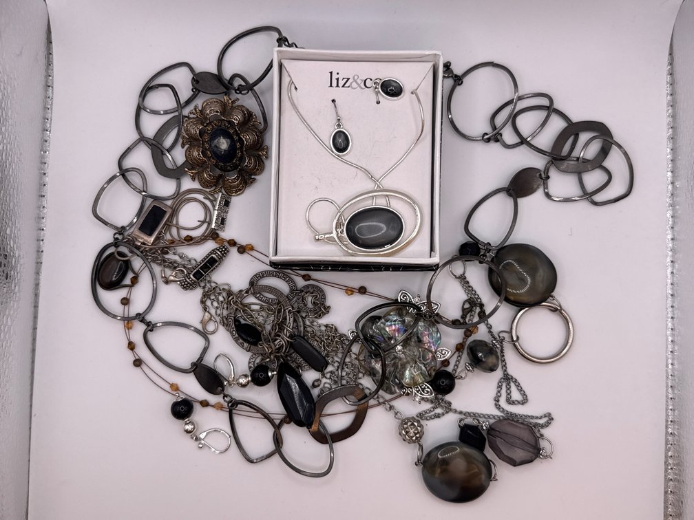 Jewelry Necklaces And Brooches