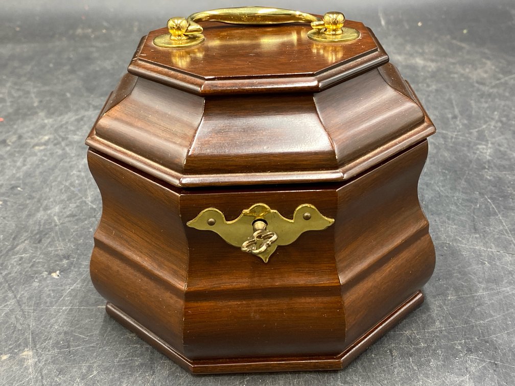 VMC Colonial Williamsburg Restoration Mahogany Tea Caddy