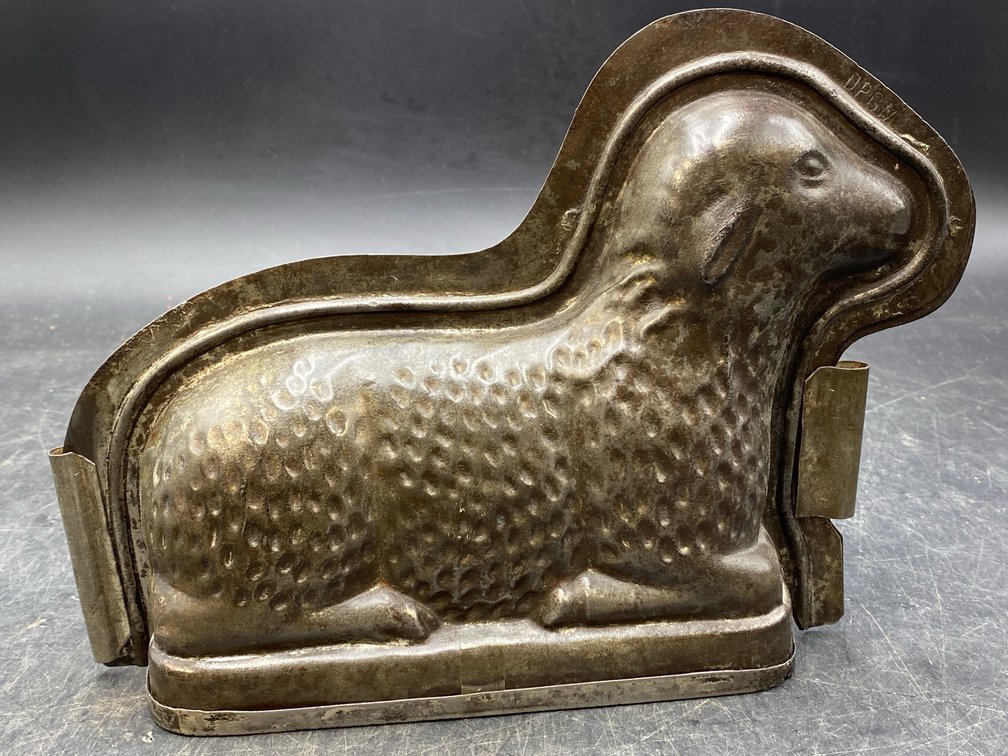 Vintage Metal Lamb Mold