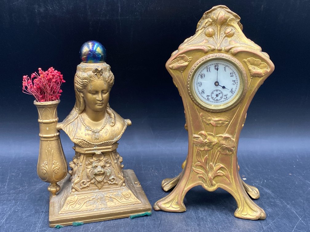 Gilt Metal Desktop Decor