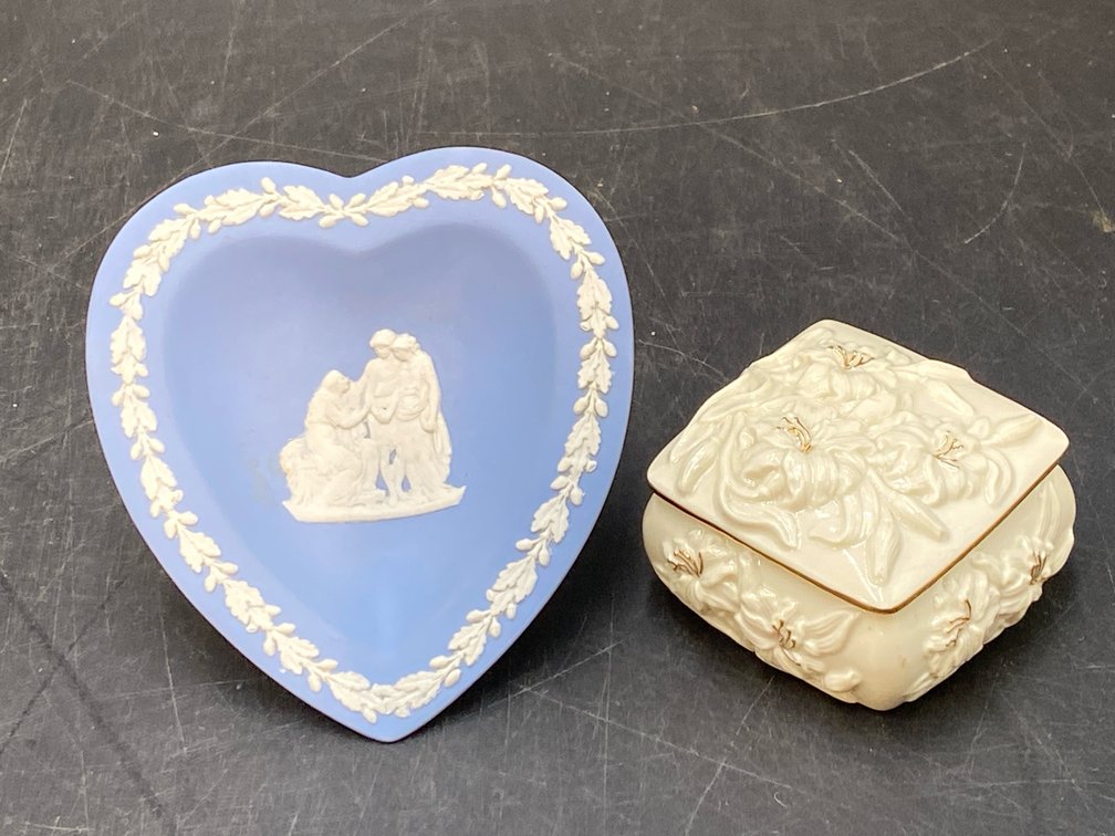 Wedgwood & Lenox Dresser Articles