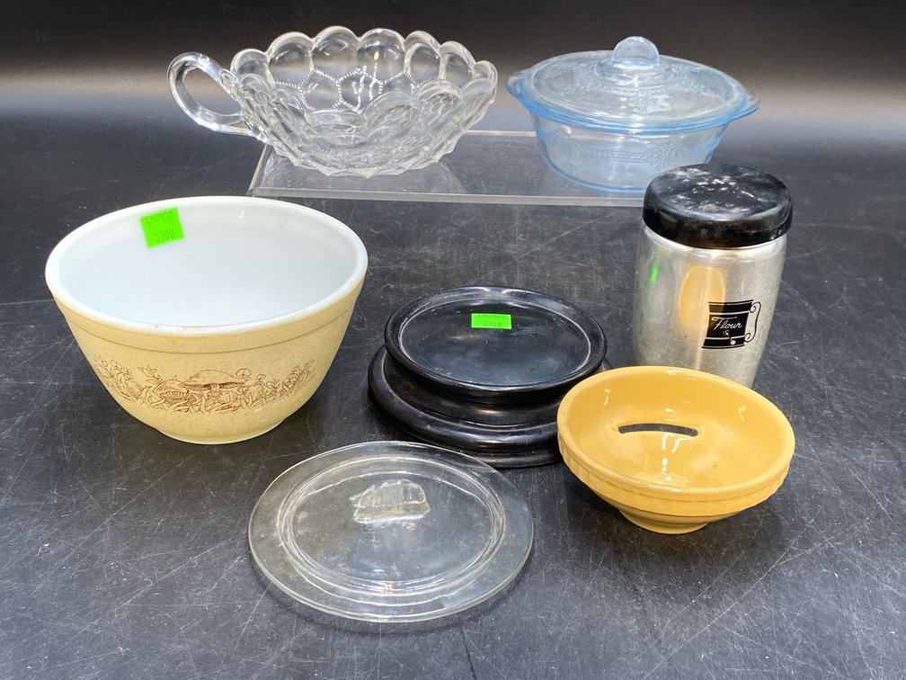 Vintage Kitchen & Pyrex Grouping