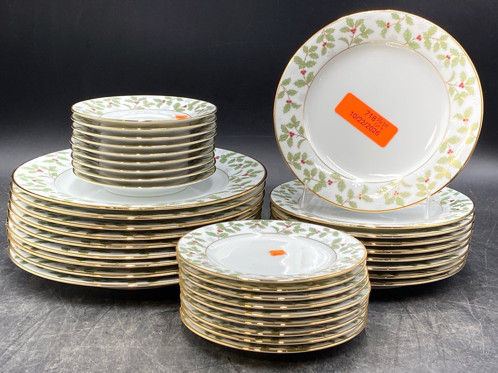 Noritake Holly and Berry Gold Plate Set
