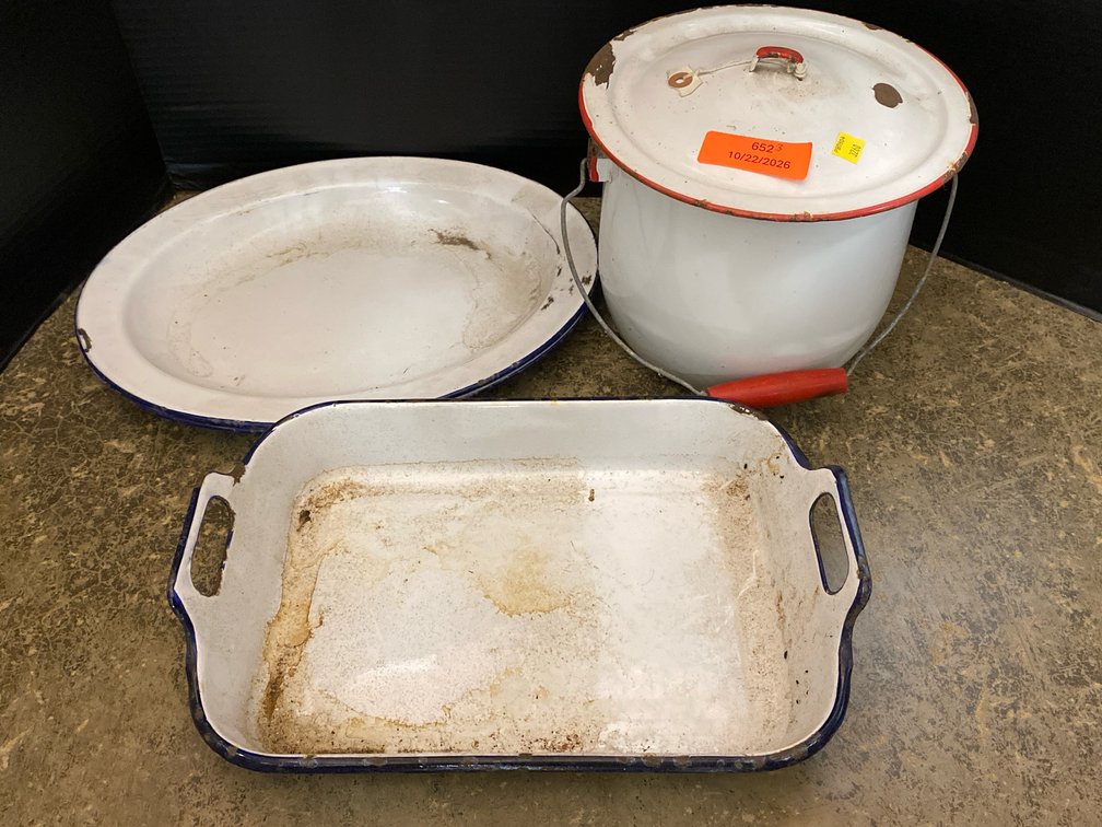 Vintage Enamelware Articles