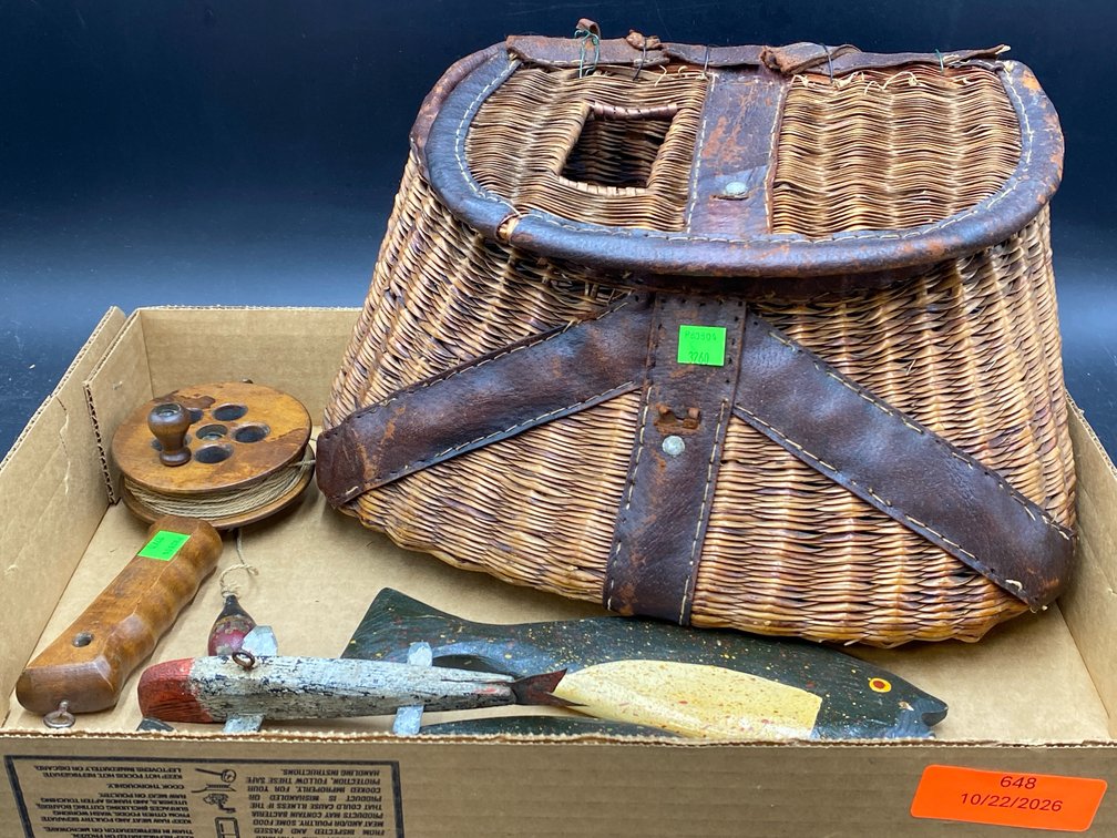 Vintage Fishing Articles & Decor