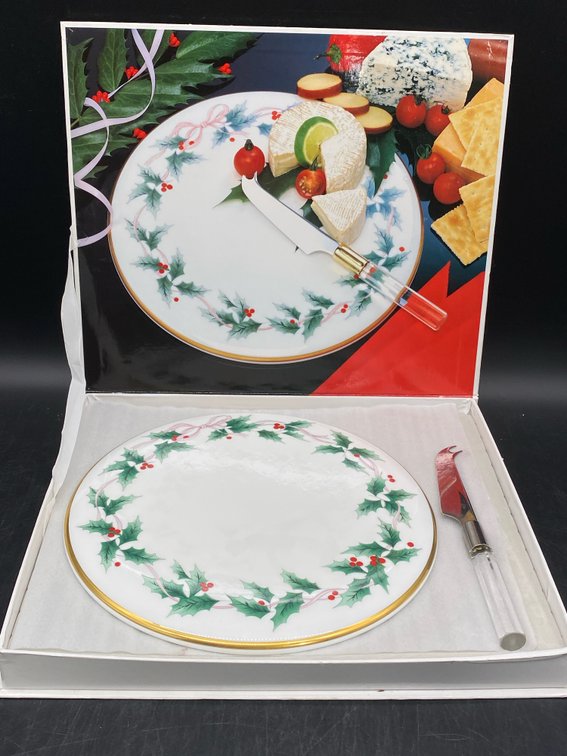 Mikasa Ribbon Holly Holiday Plate Set