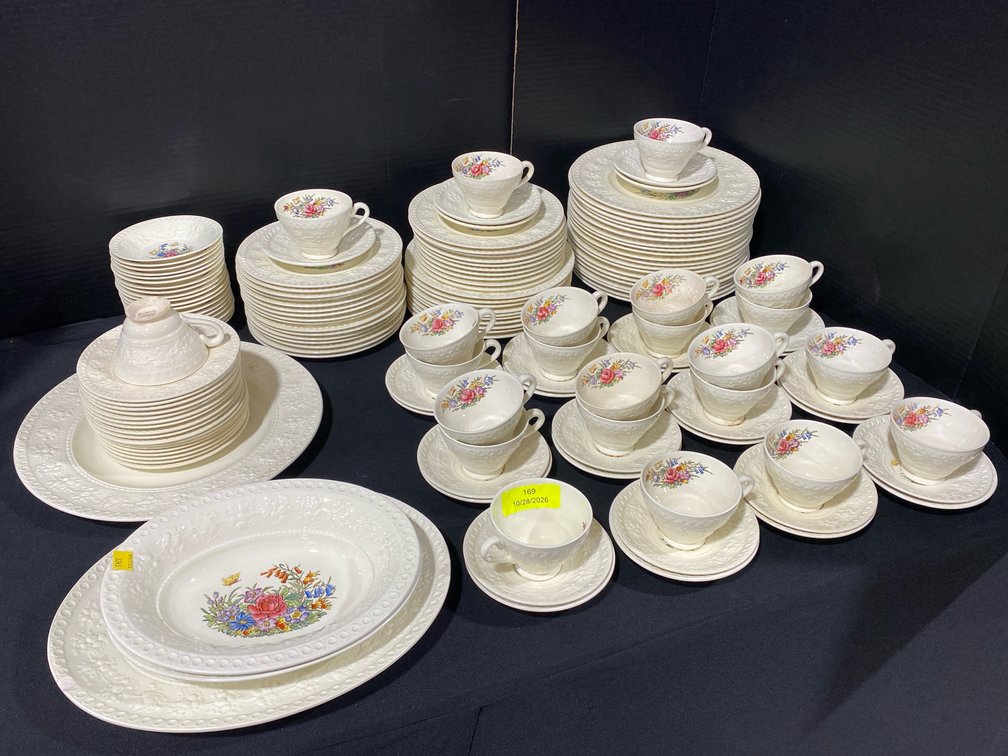 Wedgwood Tintern "Wellesley" 150pc China Set