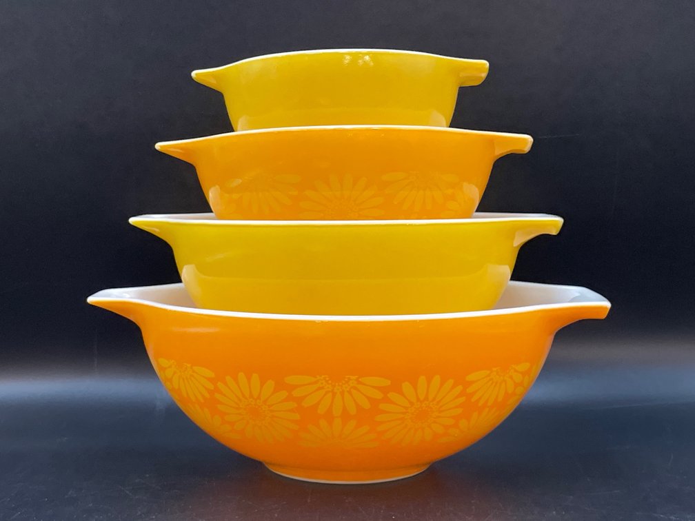 Pyrex Daisy Cinderella Mixing Bowl Set