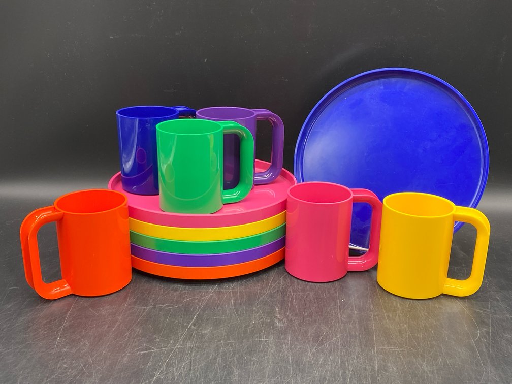 Heller Max Rainbow Plates & Mugs Set