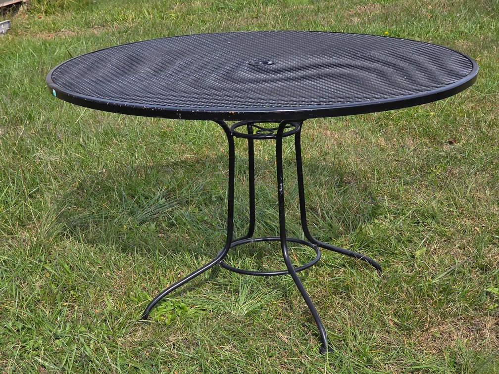 Round Patio Table