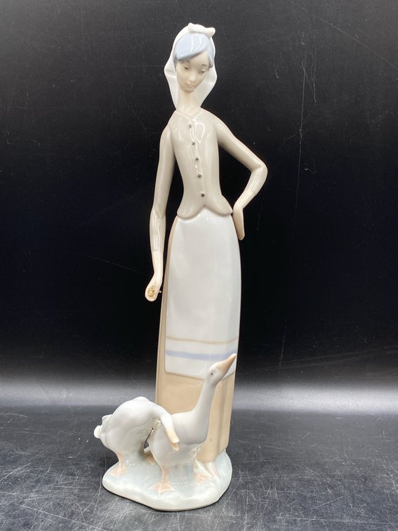 Lladro “Girl With Geese” Porcelain Figurine
