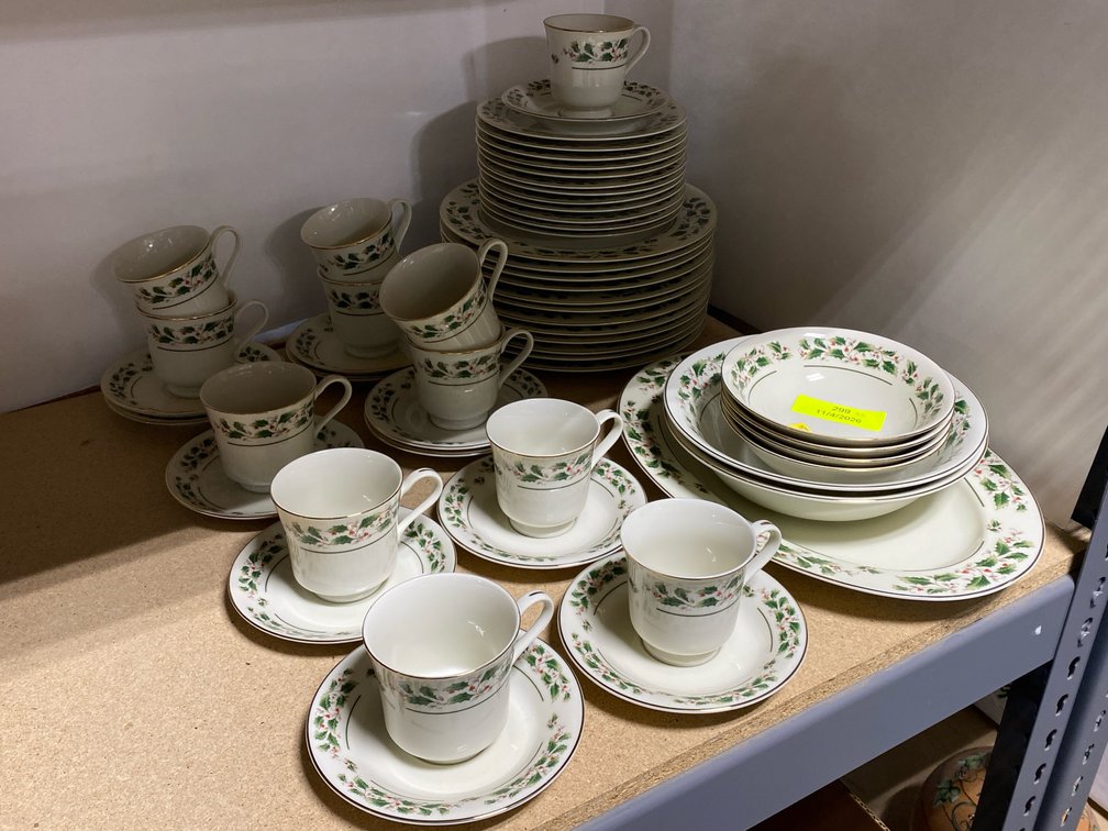 Fine China Japan Christmas Holly Tableware