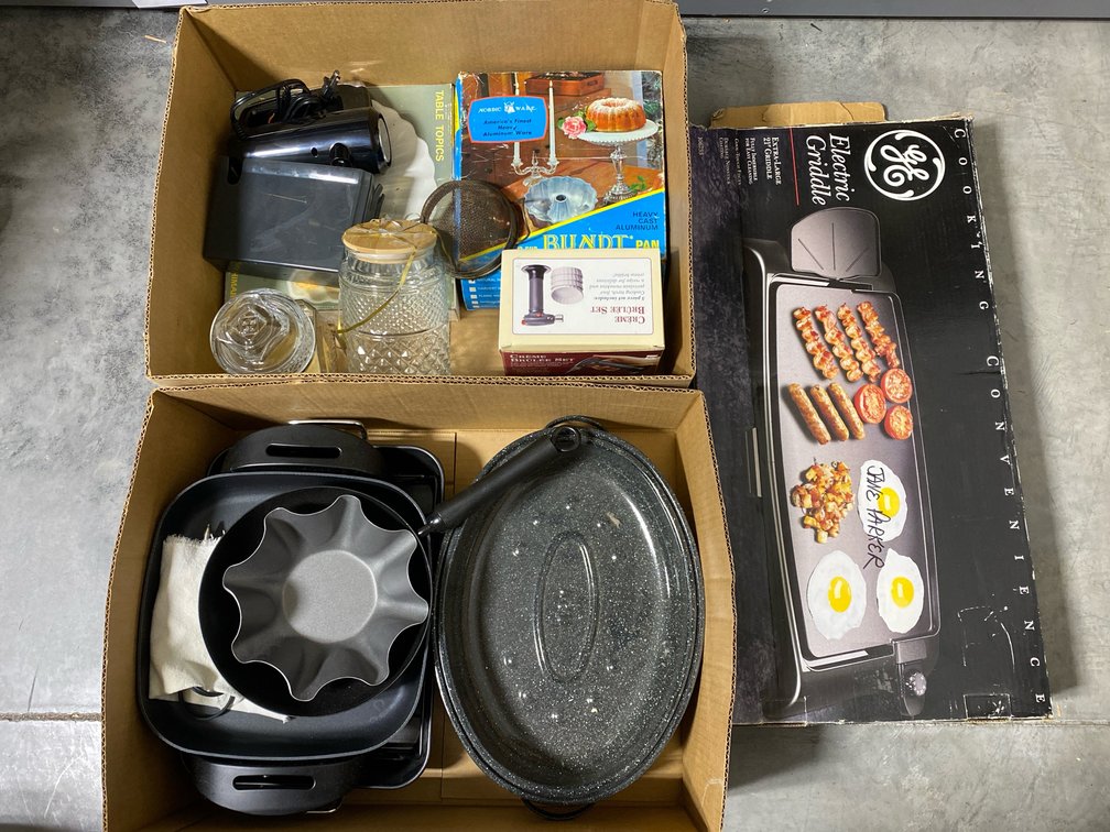 Kitchen Cookware Grouping