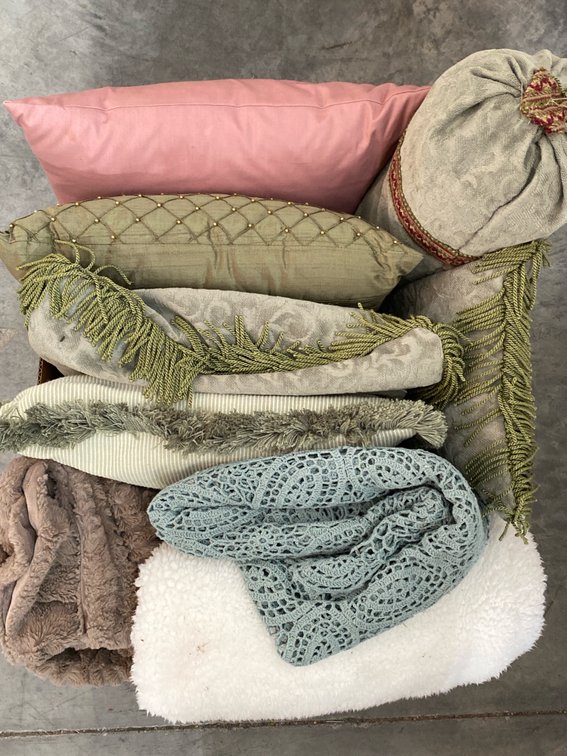 Throw Pillows & Bedroom Linens