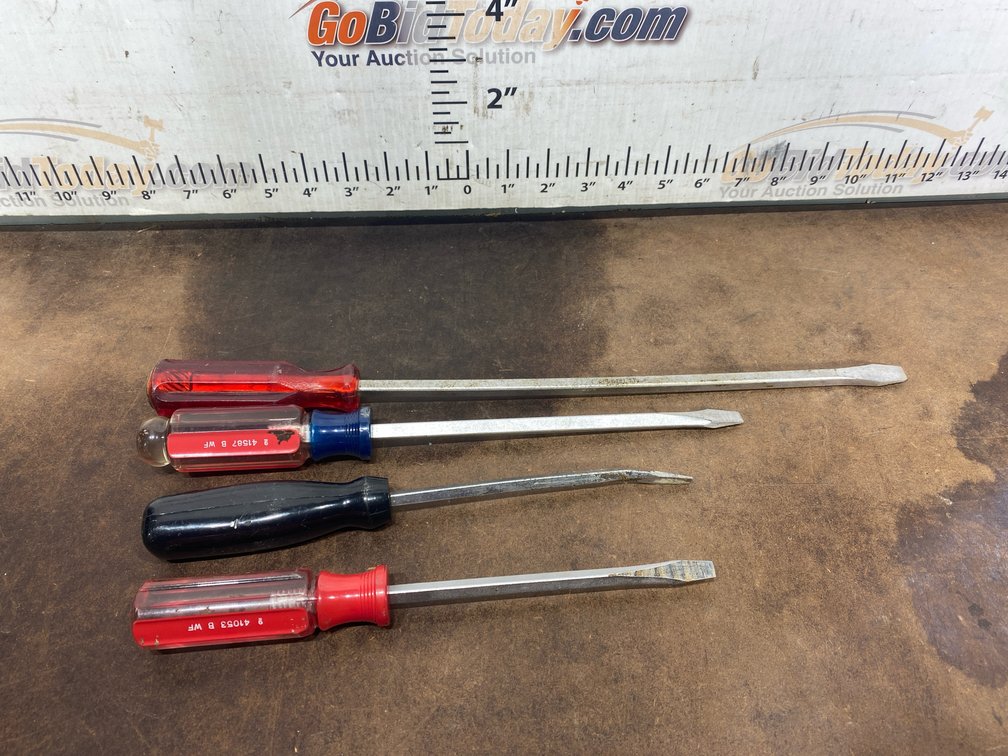 Approx. 4 Hand Tools: Slotted Screwdrivers and Curved Mini Pry Bar