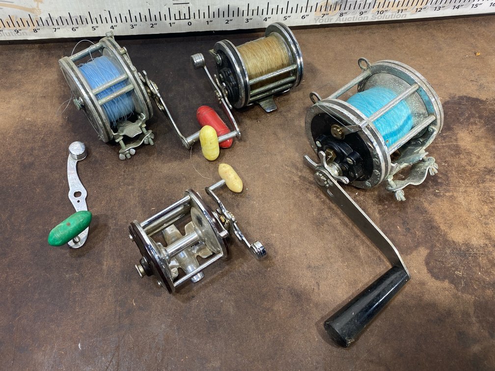 Approx. 4 Conventional Fishing Reels with Extra Handle and Knobs