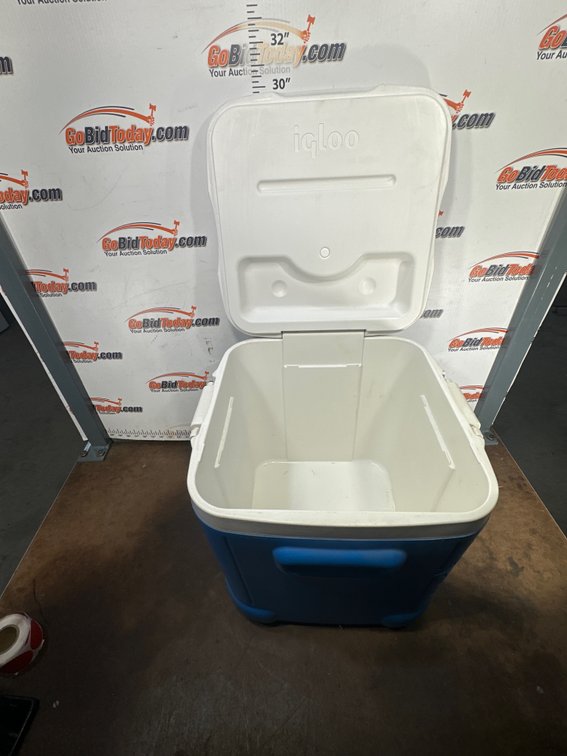 Igloo Blue and White Hard-Sided Plastic Cooler