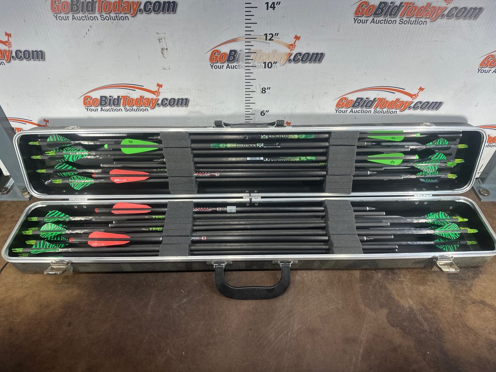 Hard Shell Arrow Case with Carbon Archery Arrows