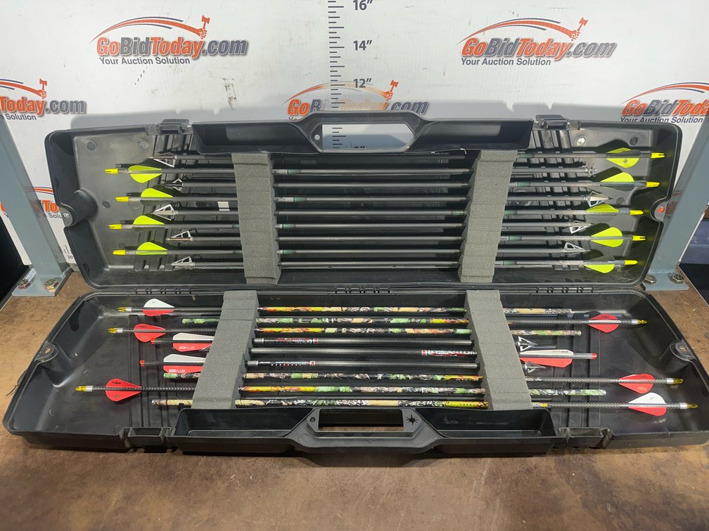 Easton Hard Arrow Case with Easton and Carbon Express Hunting Arrows