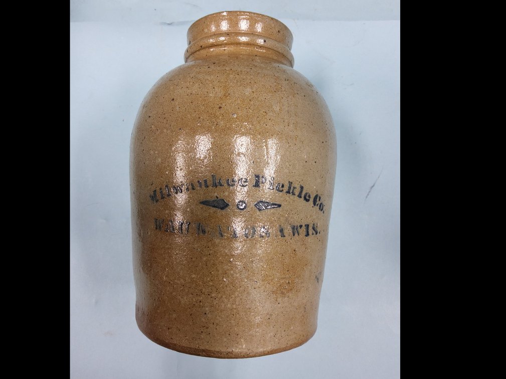 An absolutely beeyooteeful Milwaukee Pickle Co. 1 qt jar,  Wauwatosa, WIS