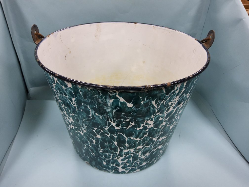Green swirl chrysolite graniteware bucket