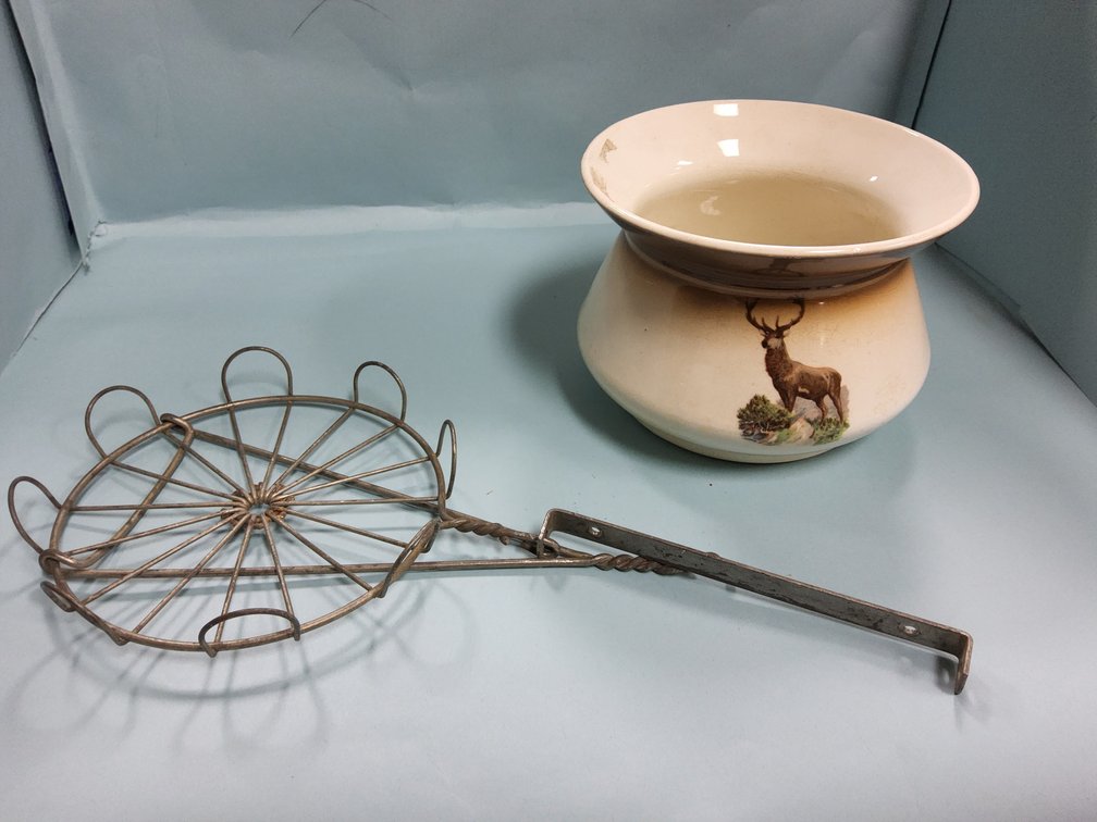 Elk planter and wire bracket
