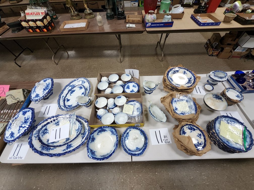 96 ±/- pieces of Touraine flow blue China