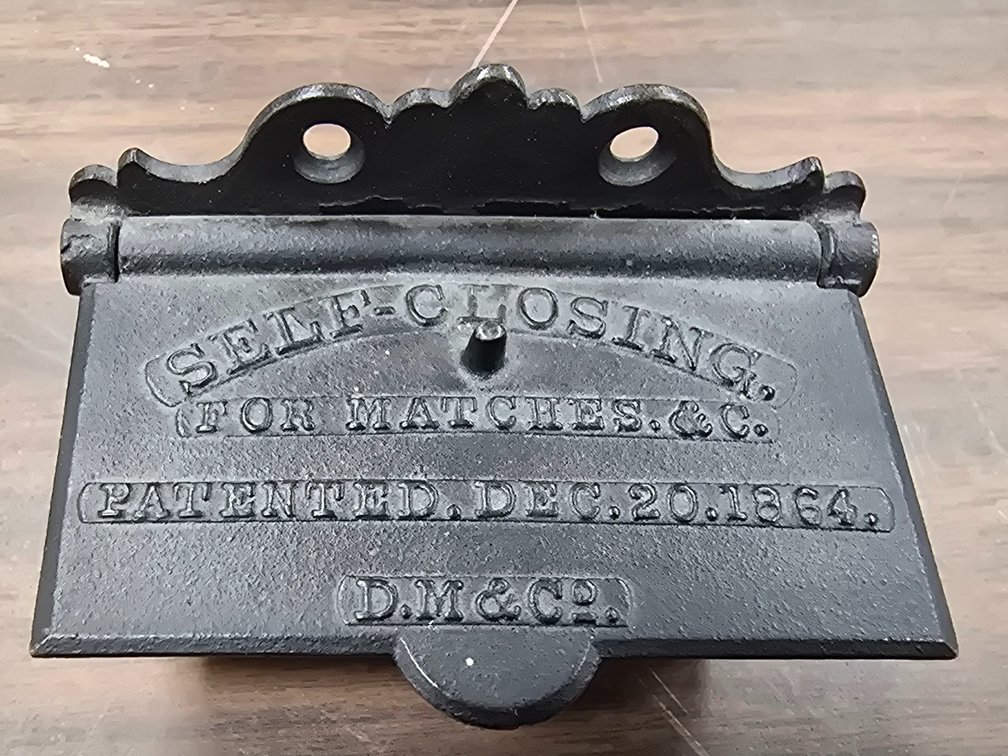 DM & Co Self Closing cast iron match holder